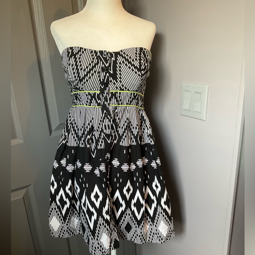Xhileration medium strapless black and white design design